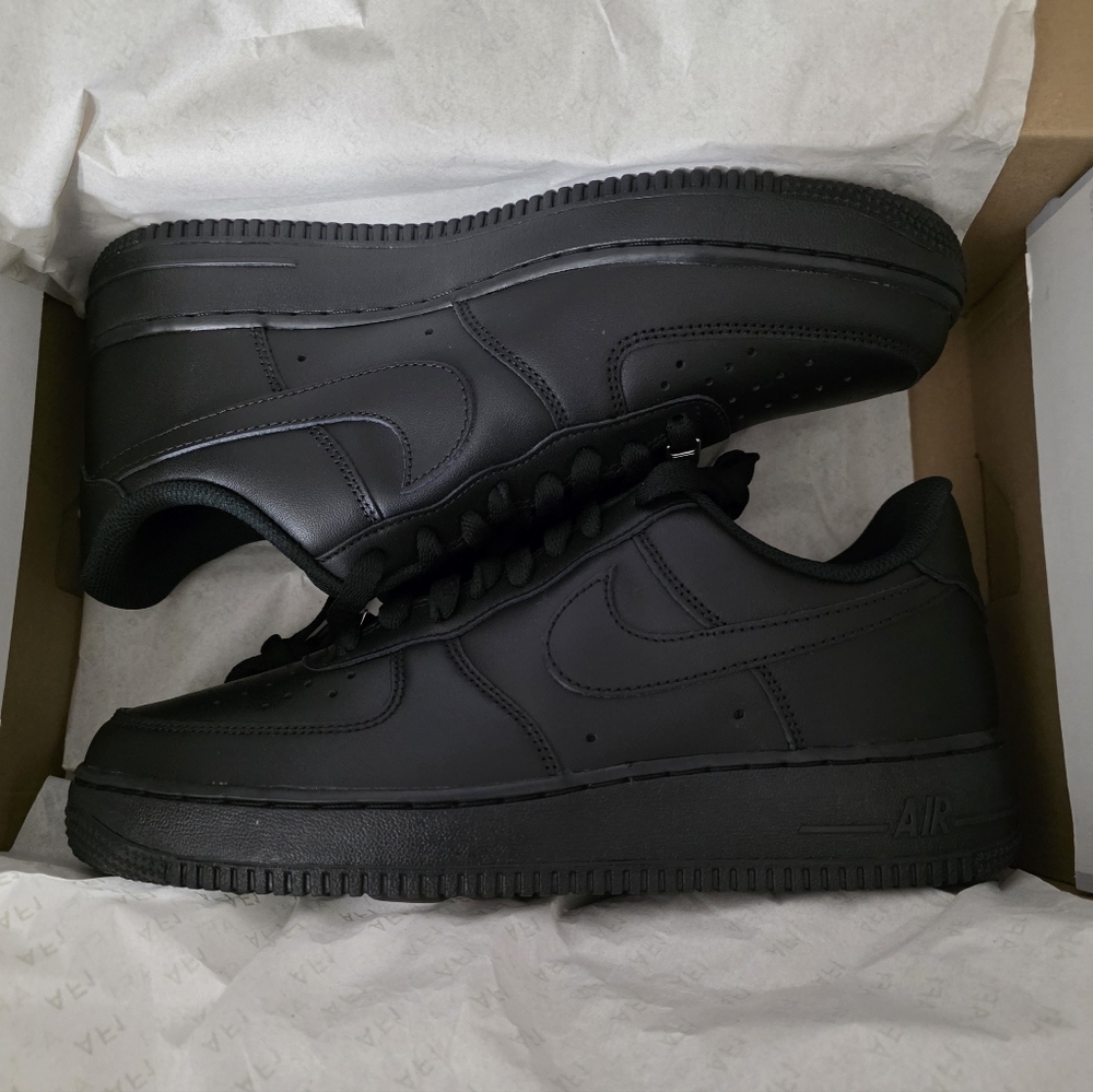 Nike all black air force 1 sneakers size 10.5 men's brand new ds.